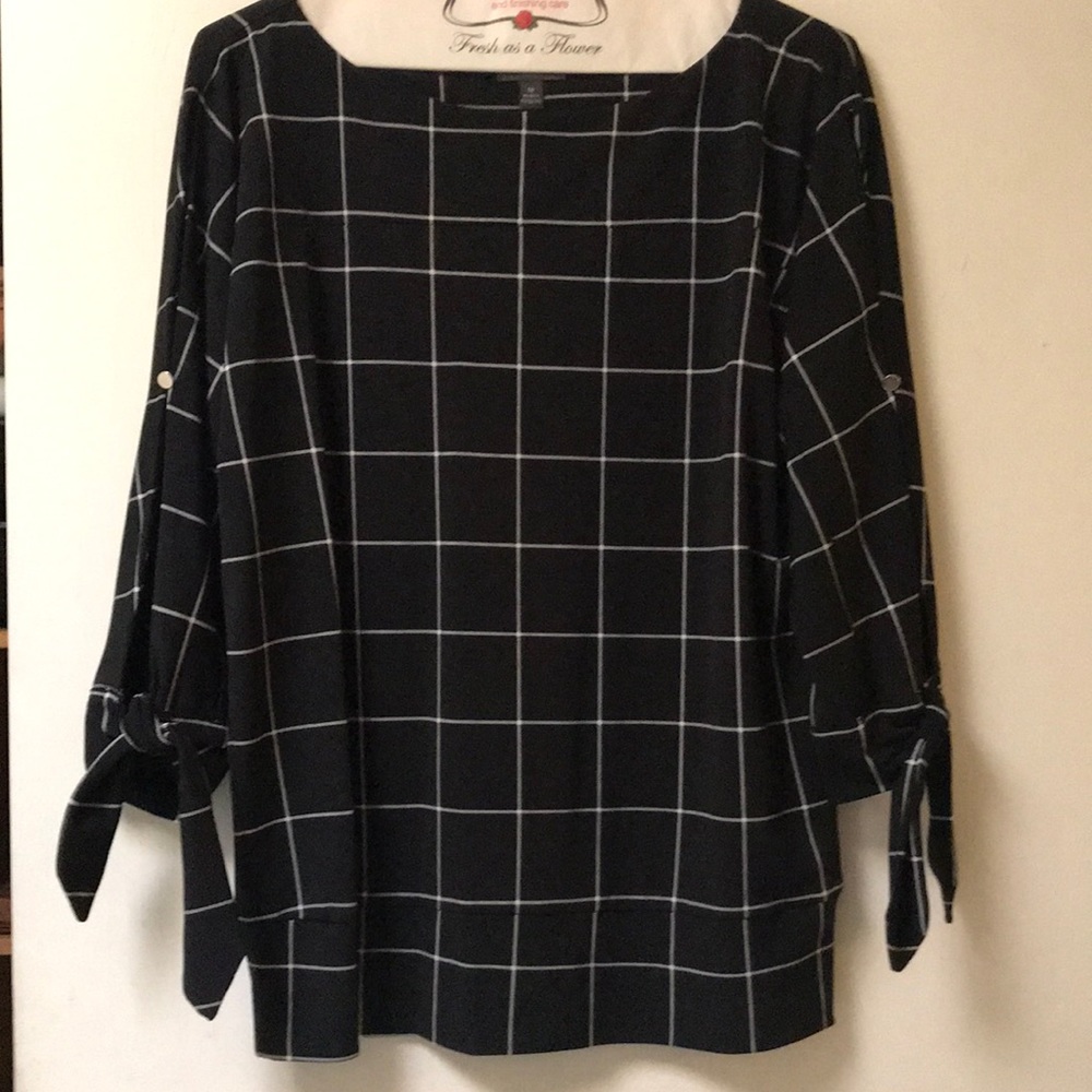 Black and white cold should blouse with 3/4 sleeves